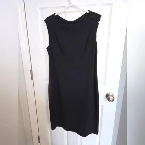Calvin Klein | 12 | Sleeveless Black Dress with Gold Zipper - Picture 4 of 10